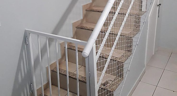 fazemos a instalação de redes e telas de proteção para escadas